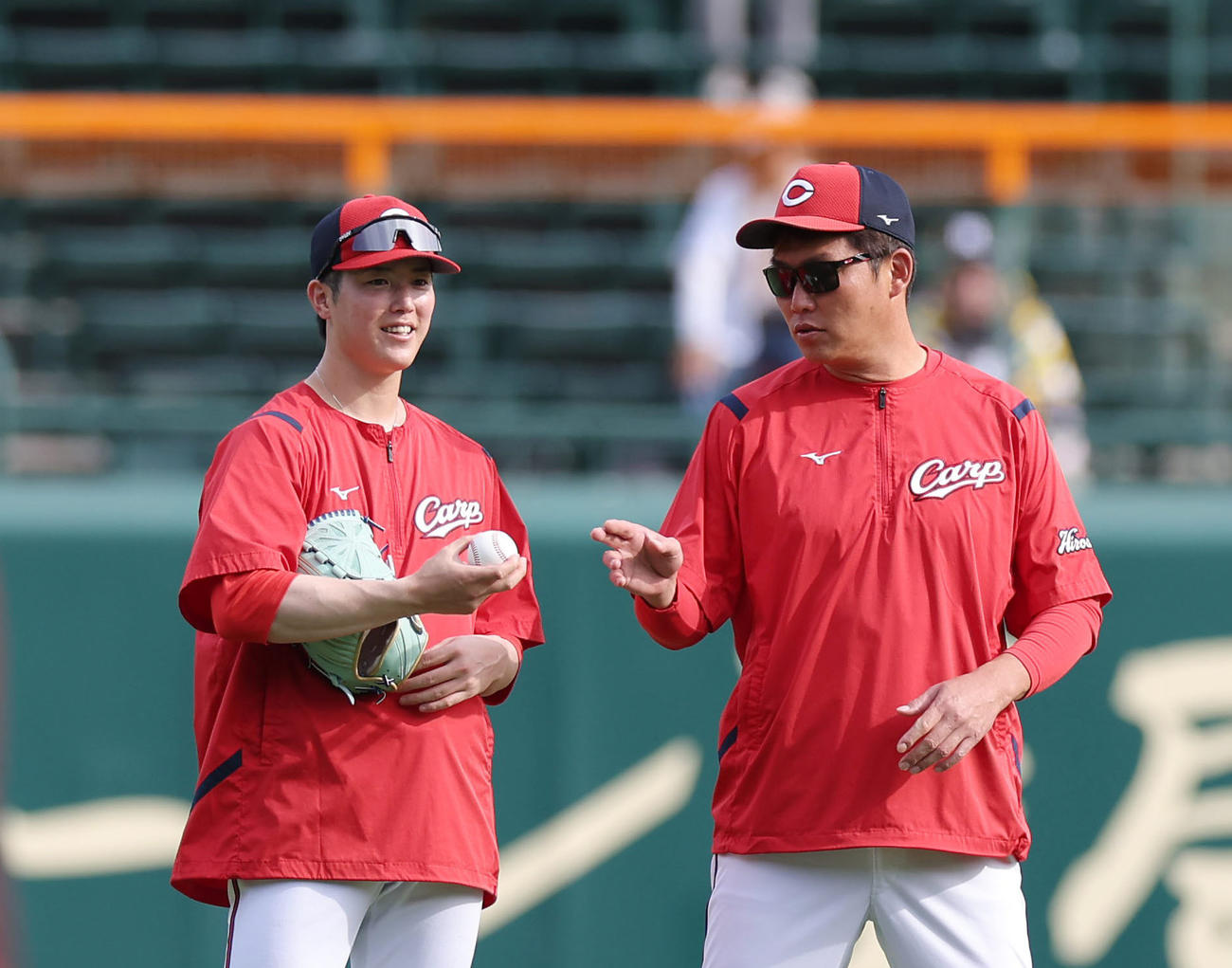 阪神対広島　試合前練習で言葉を交わす広島森下（左）と新井監督（撮影・前田充）