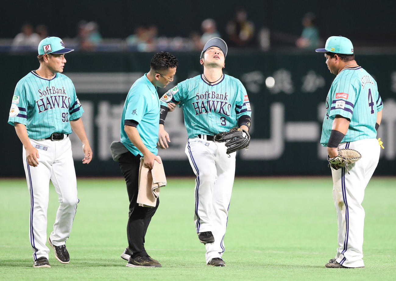 ソフトバンク対ロッテ　6回表ロッテ2死二塁、荻野の打球を本塁へ送球した近藤は苦痛の表情を浮かべ、手当てを受ける（撮影・梅根麻紀）