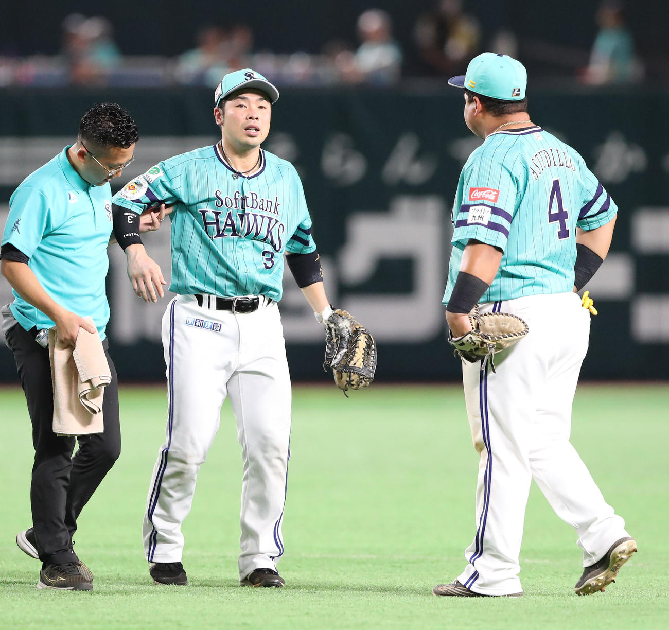 ソフトバンク対ロッテ　6回表ロッテ2死二塁、荻野の打球を本塁へ送球する中堅手の近藤、惜しくもセーフで適時打となる（撮影・梅根麻紀）