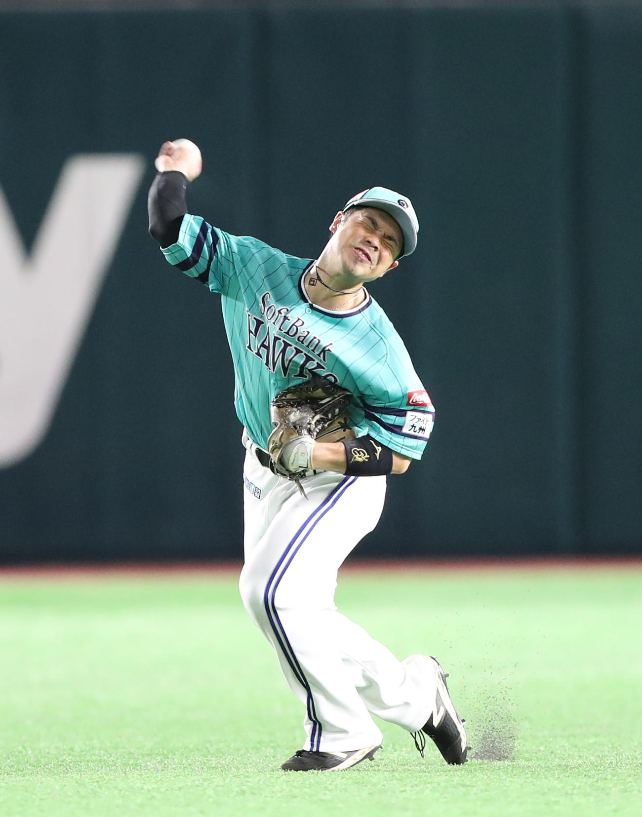 ソフトバンク対ロッテ　6回表ロッテ2死二塁、荻野の打球を本塁へ送球する近藤は苦痛の表情を浮かべる（撮影・梅根麻紀）