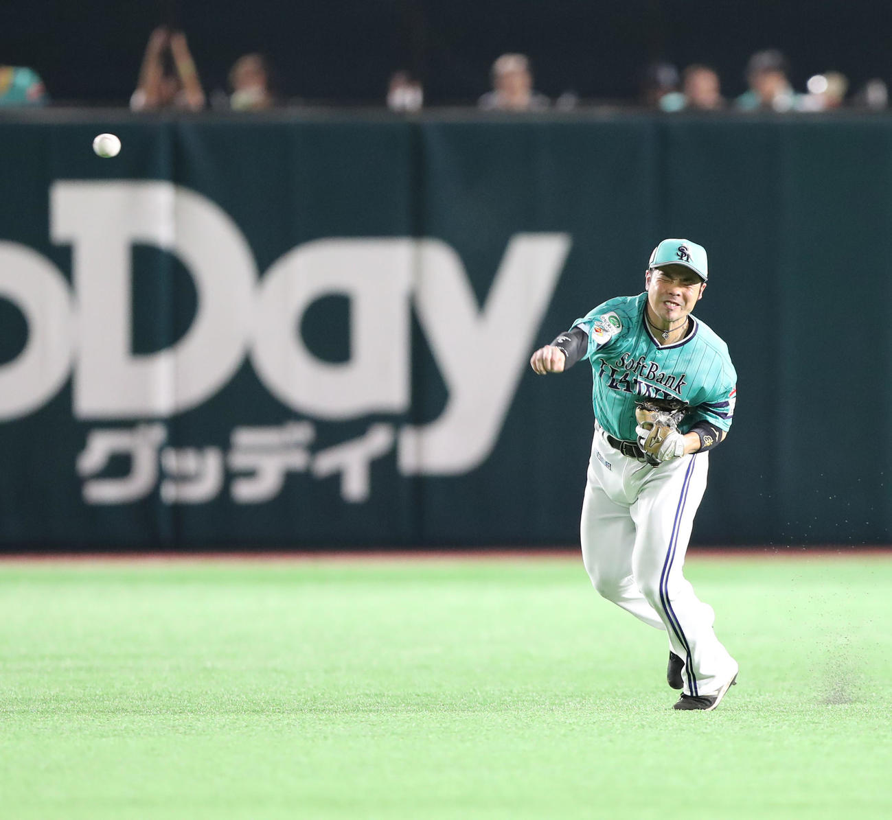 ソフトバンク対ロッテ　6回表ロッテ2死二塁、荻野の打球を本塁へ送球する中堅手の近藤、惜しくもセーフで適時打となる（撮影・梅根麻紀）