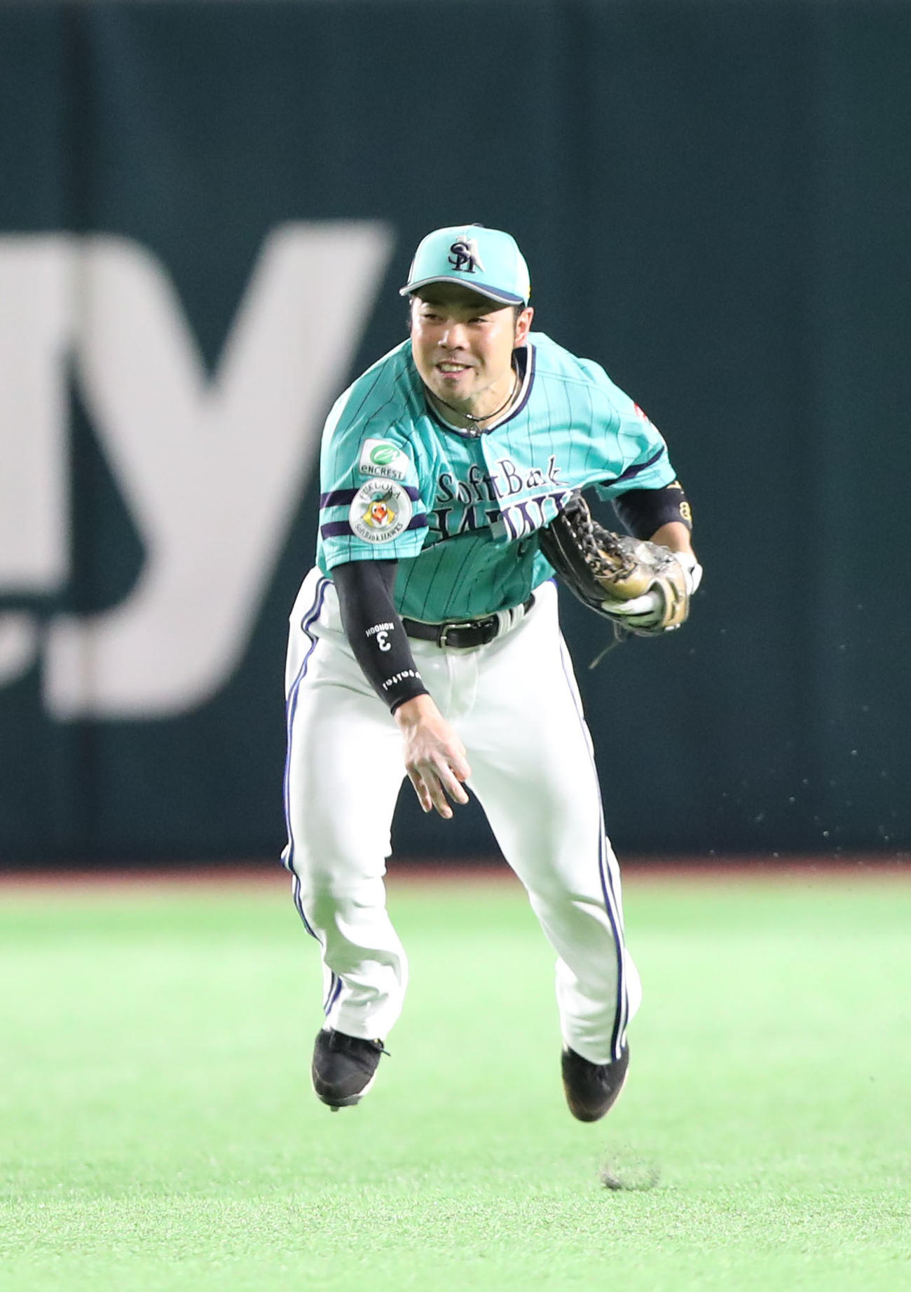 ソフトバンク対ロッテ　6回表ロッテ2死二塁、荻野の打球を本塁へ送球する中堅手の近藤、惜しくもセーフで適時打となる（撮影・梅根麻紀）