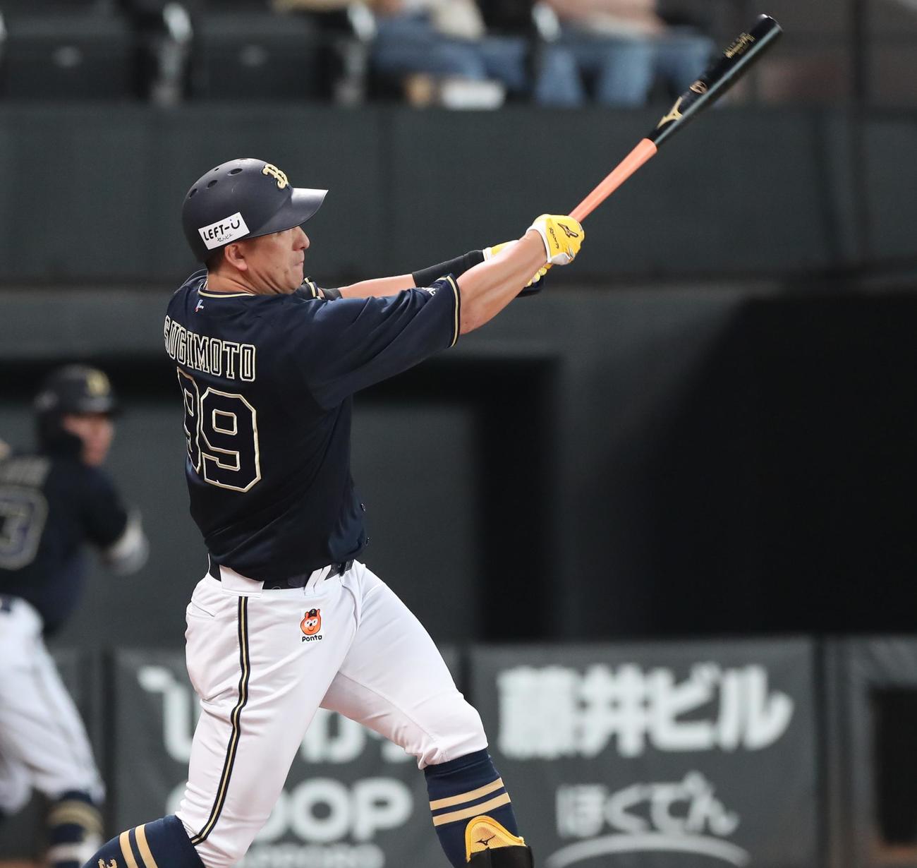 日本ハム対オリックス　1回表オリックス無死、左越え本塁打を放つ杉本（撮影・黒川智章）