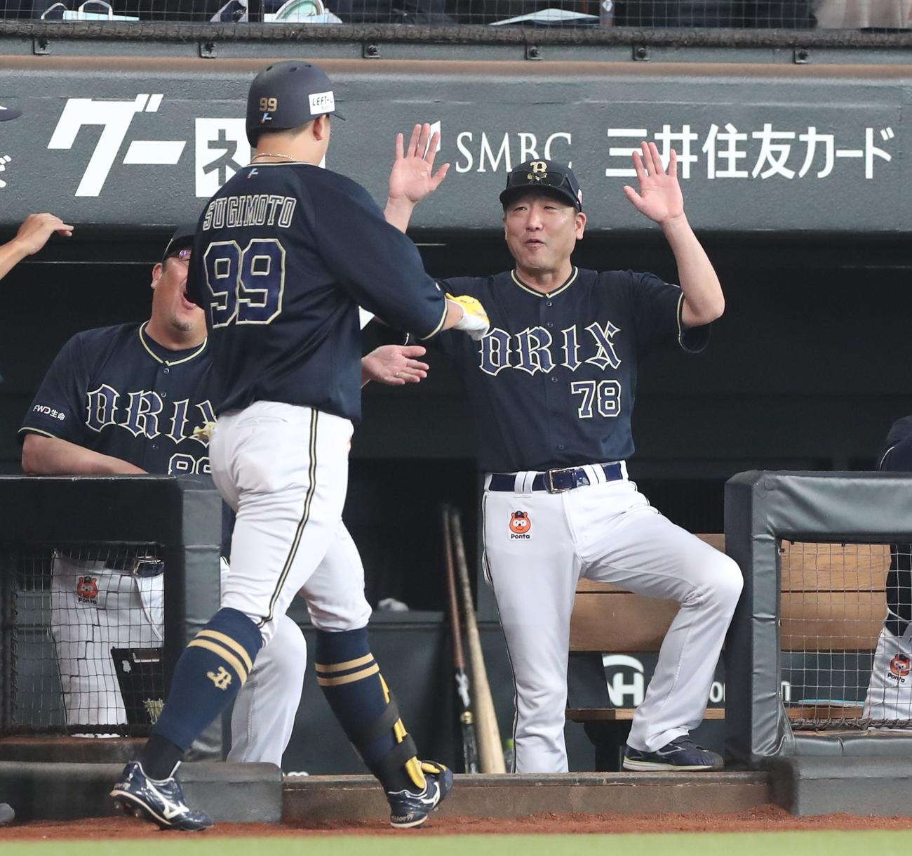 日本ハム対オリックス　1回表オリックス無死、左越え本塁打を放った杉本を出迎える中嶋監督（撮影・黒川智章）