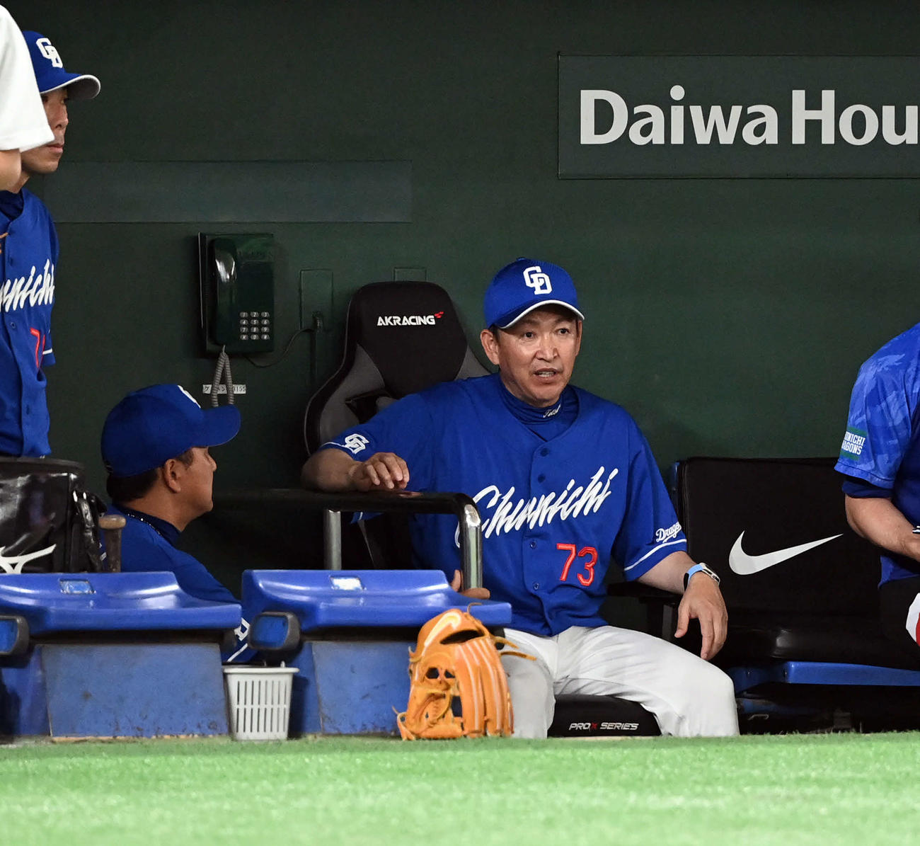 巨人対中日　ベンチで戦況を見つめる中日立浪監督（撮影・たえ見朱実）