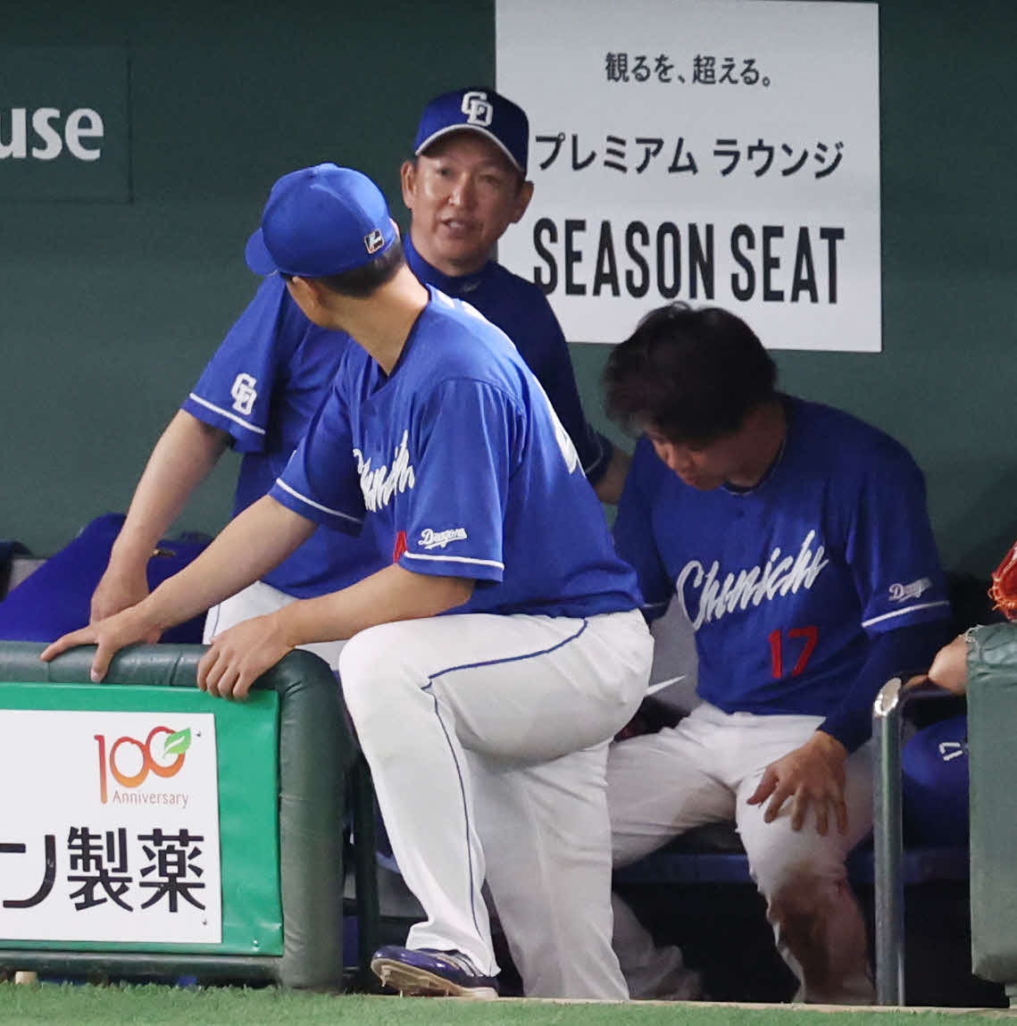 巨人対中日　中日柳（右）の肩をたたく立浪監督（撮影・宮地輝）
