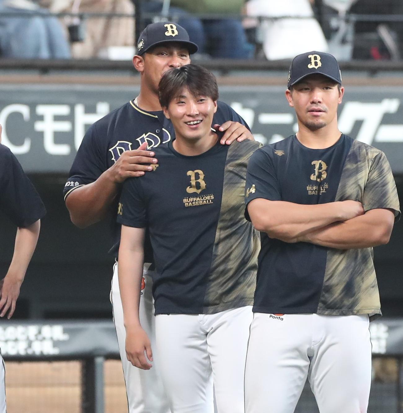 日本ハム対オリックス　今季初勝利を挙げセデーニョに肩を揉まれる東（撮影・黒川智章）