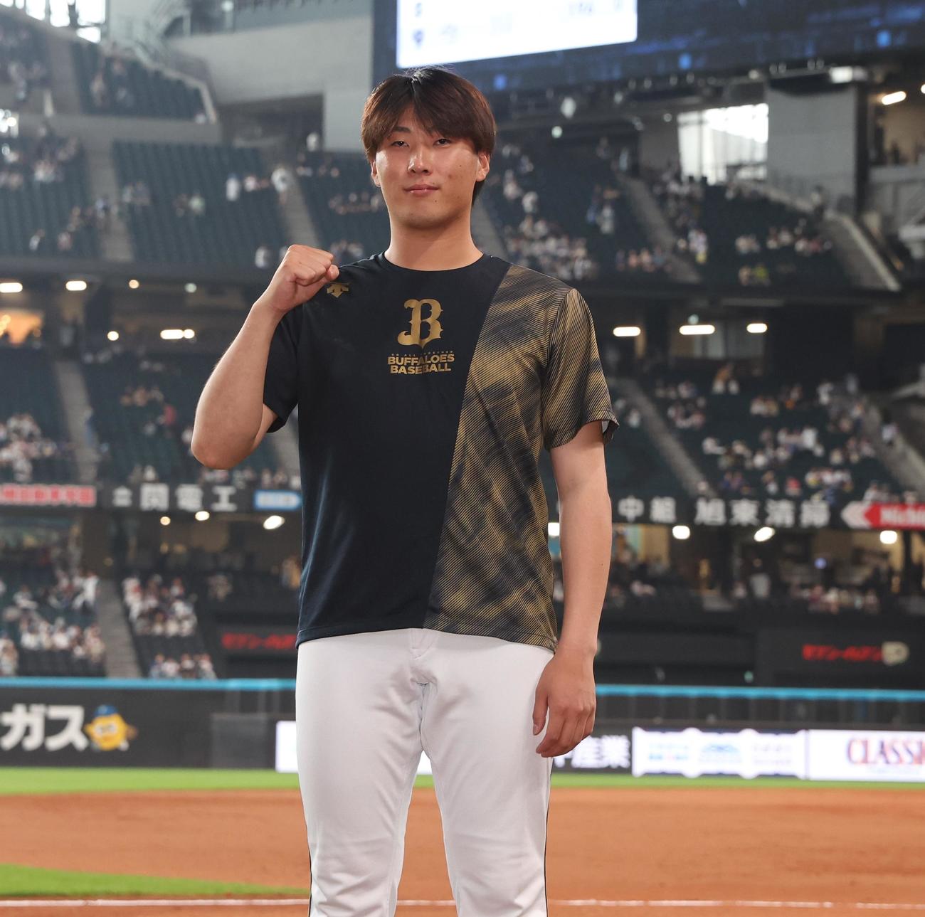 日本ハム対オリックス　今季初勝利を挙げガッツポーズの東（撮影・黒川智章）