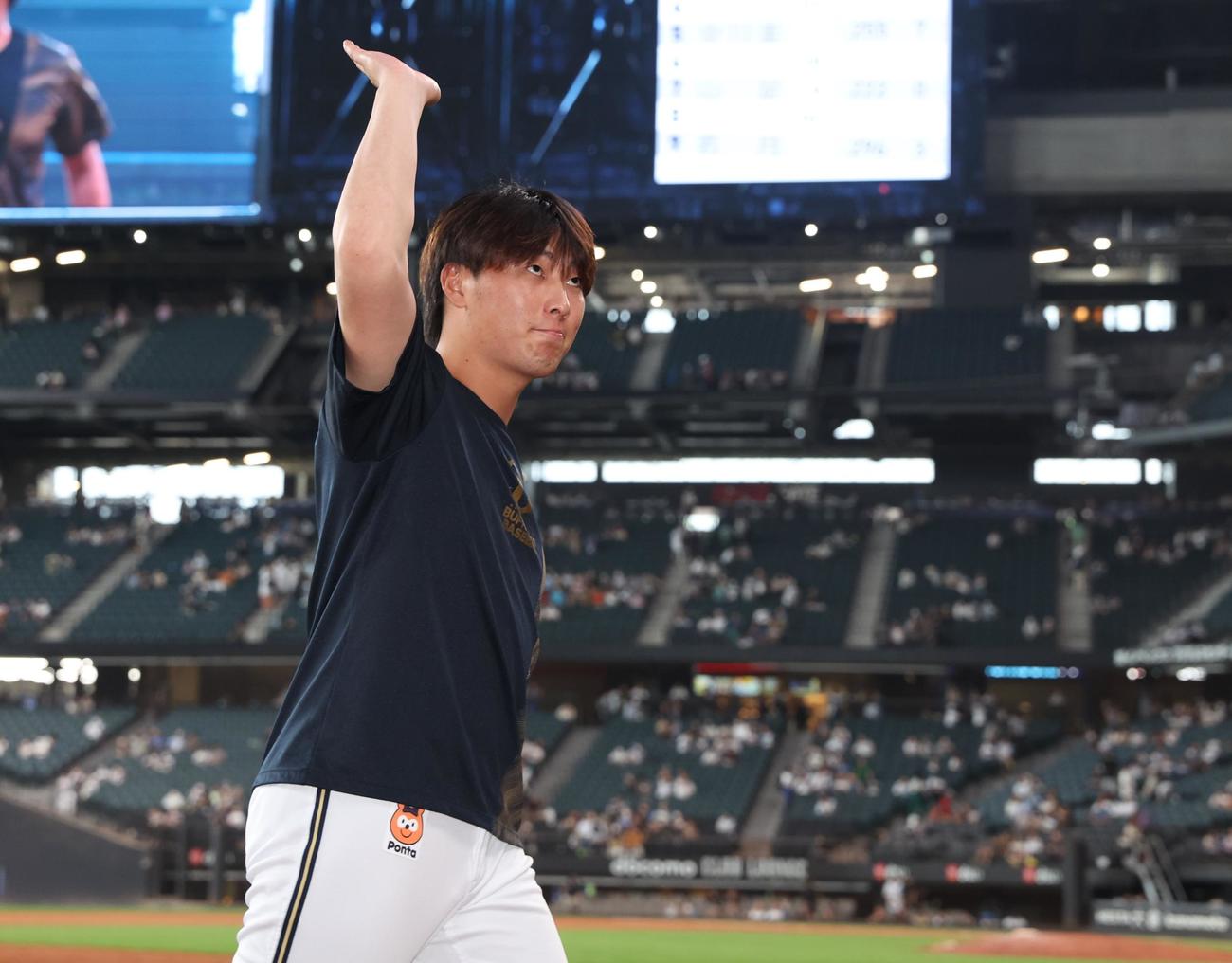 日本ハム対オリックス　今季初勝利を挙げスタンドの声援に応える東（撮影・黒川智章）