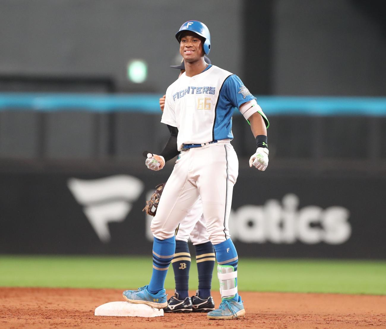 日本ハム対オリックス　3回裏日本ハム2死二塁、左越え適時二塁打を放つ万波（撮影・黒川智章）