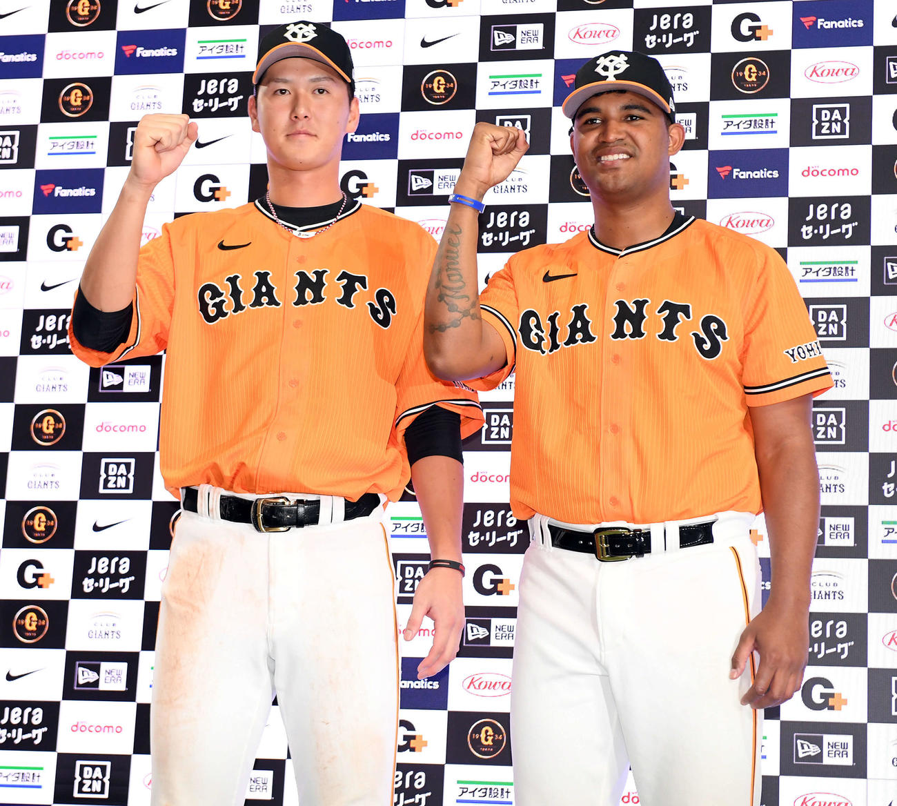 巨人対中日　中日に勝利しメンデス（右）とポーズを決める巨人秋広（撮影・たえ見朱実）