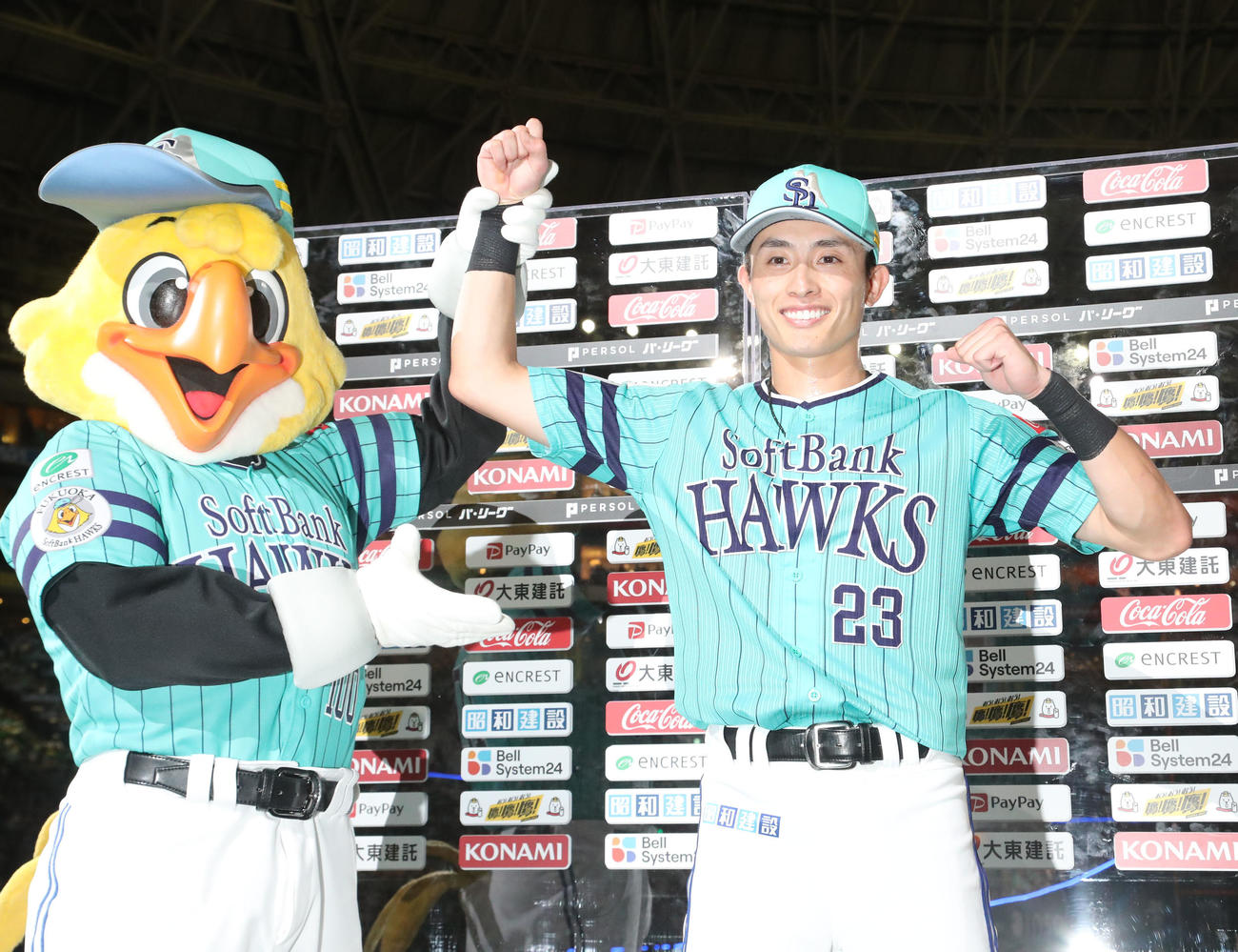 ソフトバンク対ロッテ　ハリーホークとガッツポーズする周東（撮影・梅根麻紀）