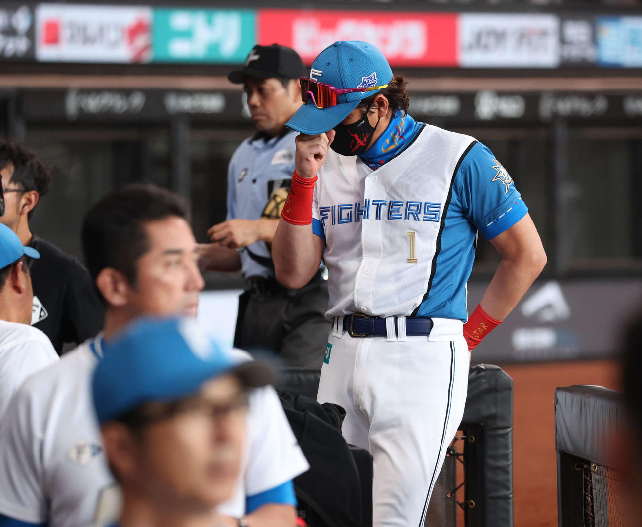 日本ハム対オリックス　選手交代を告げ渋い表情の新庄監督（撮影・黒川智章）