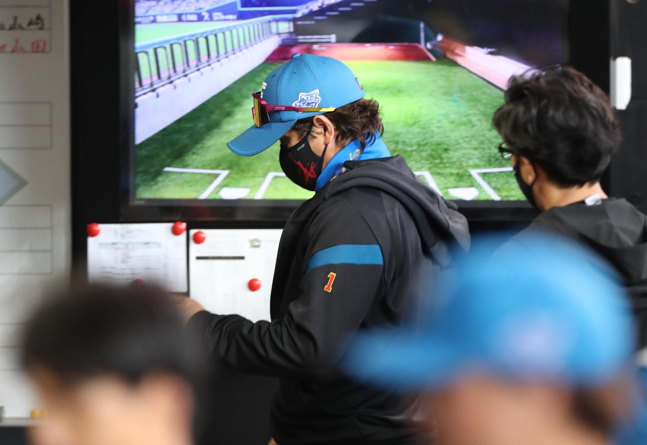 日本ハム対オリックス　連敗し引き揚げる新庄監督（撮影・黒川智章）