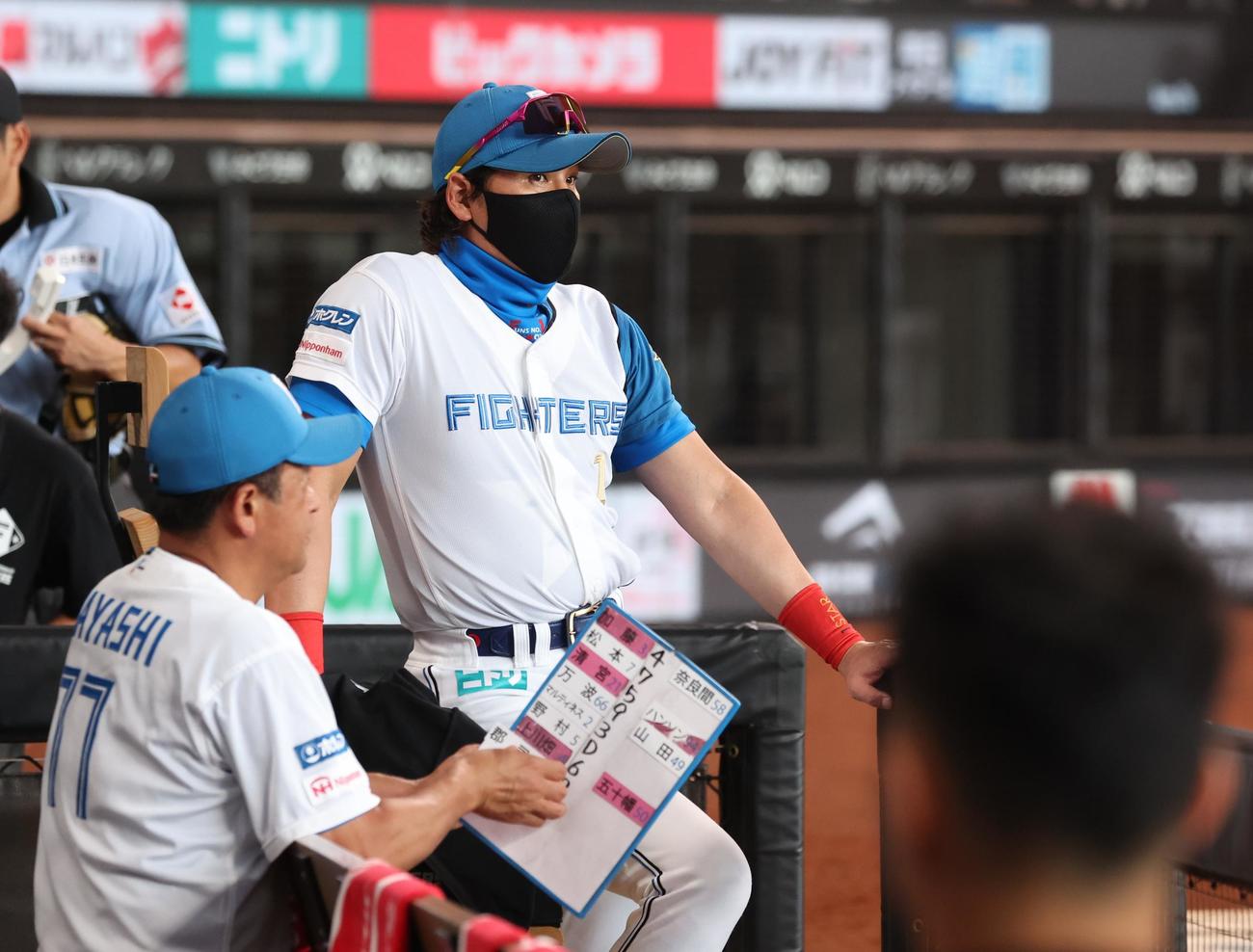 日本ハム対オリックス　試合を見つめる新庄監督（撮影・黒川智章）