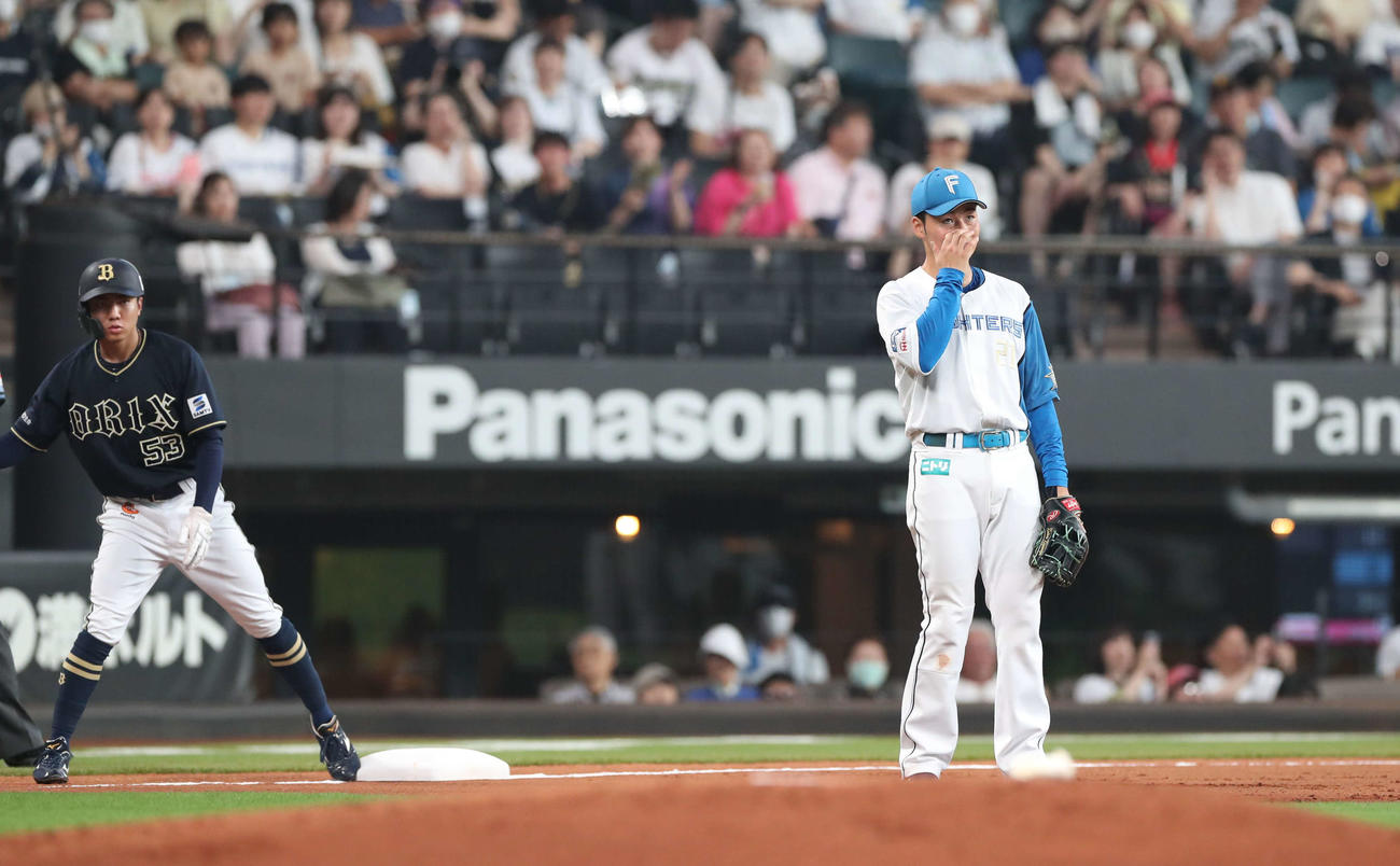 日本ハム対オリックス　1回表オリックス1死一、二塁、中川圭の打球をはじき渋い表情の清宮（撮影・黒川智章）