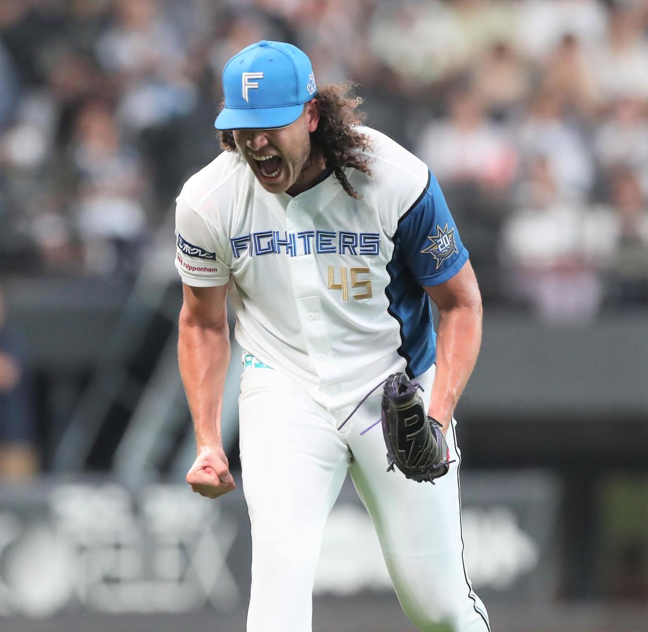 日本ハム対オリックス　1回表に4失点し叫びながらベンチに戻るポンセ（撮影・黒川智章）