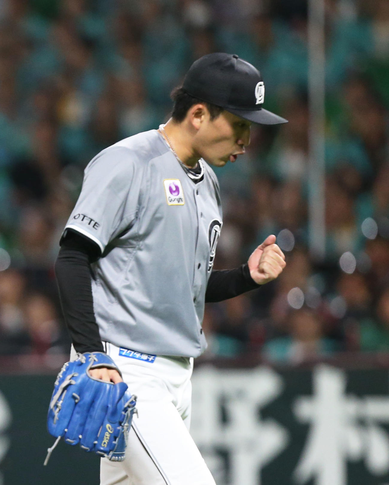 ソフトバンク対ロッテ　3回を無失点に抑えガッツポーズする小島（撮影・冨田成美）