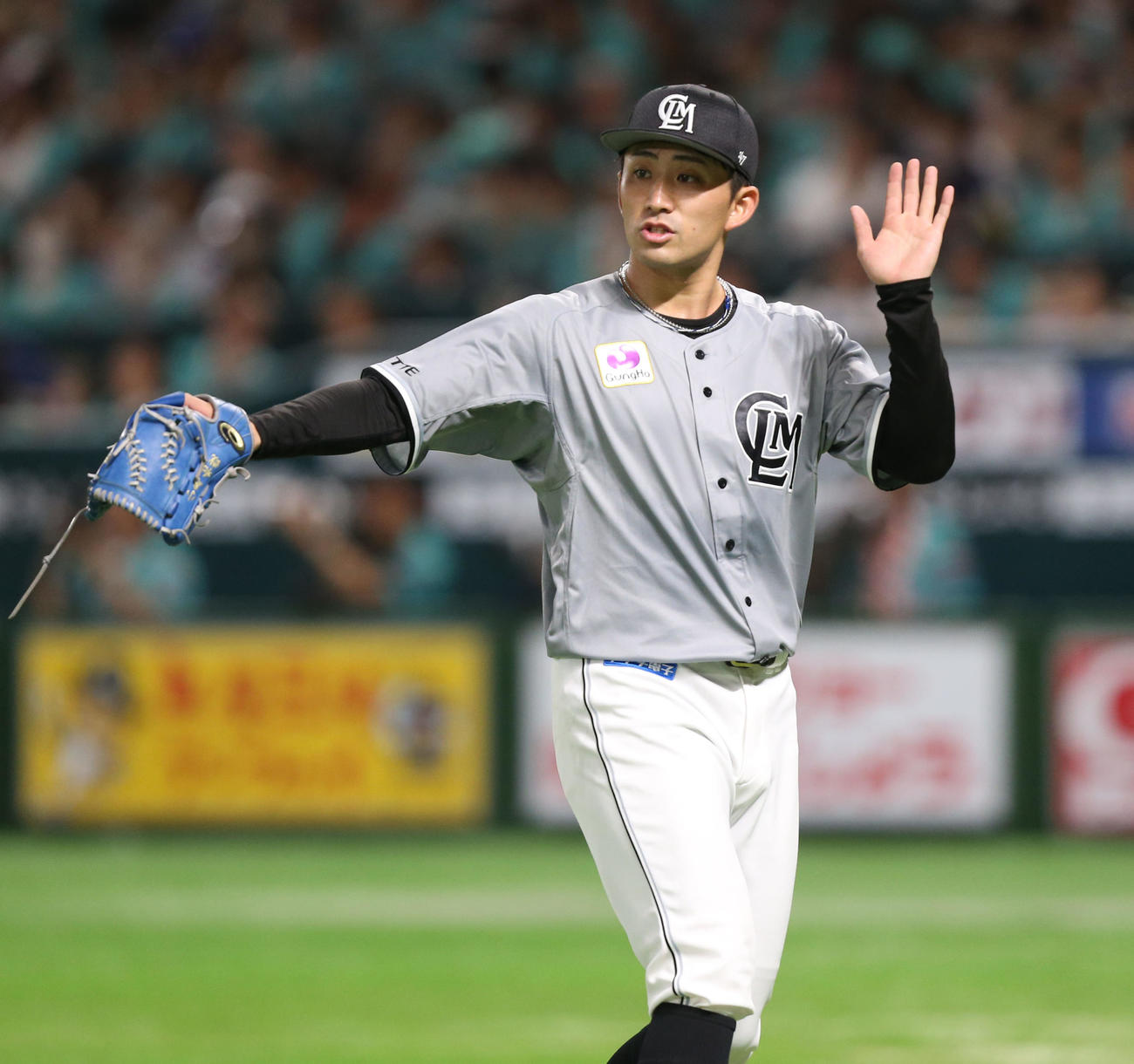 ソフトバンク対ロッテ　3回を無失点に抑えベンチへ引き揚げる小島（撮影・冨田成美）