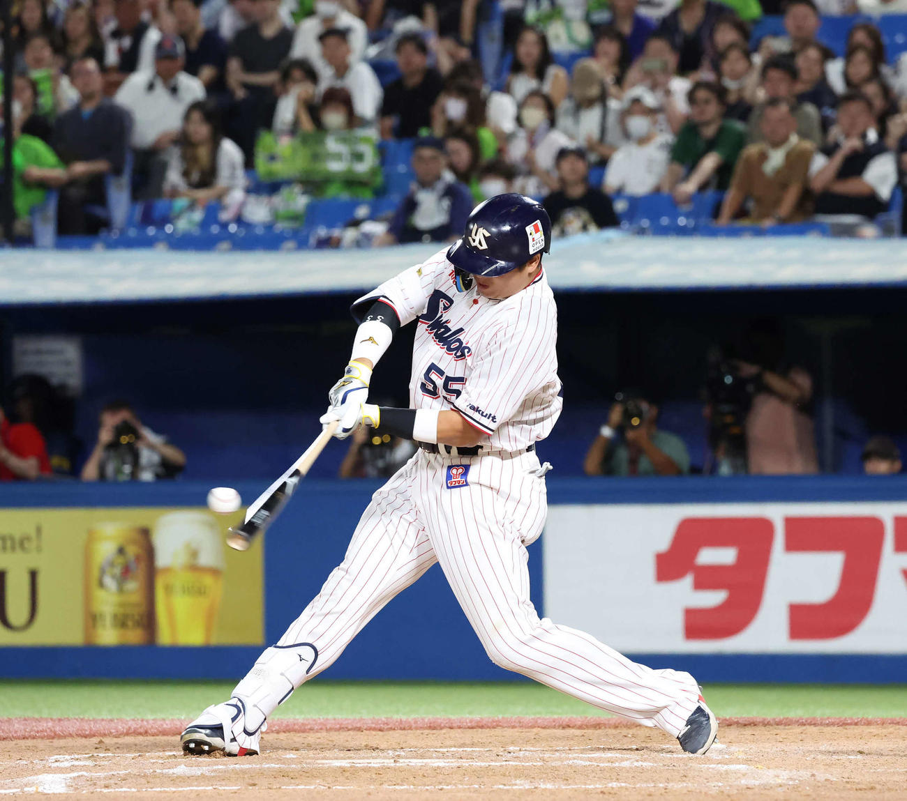 ヤクルト対DeNA 8回裏ヤクルト無死、村上は右越えに本塁打を放つ（撮影・丹羽敏通）