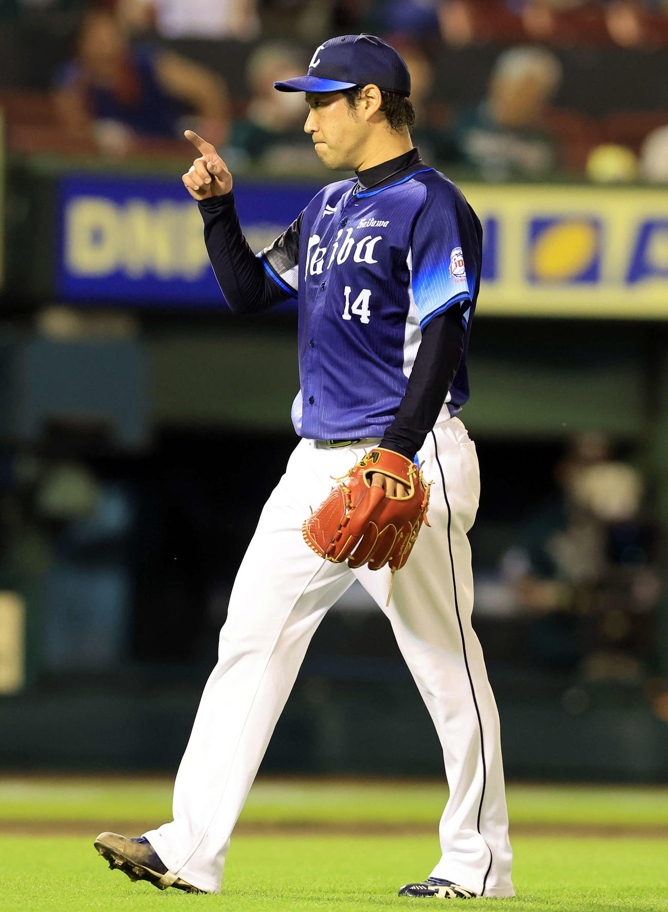 楽天対西武　9回裏楽天の攻撃を抑えた増田は捕手を指さす（撮影・浅見桂子）
