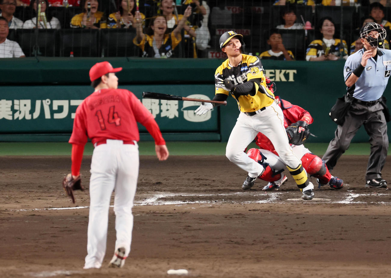 阪神対広島　6回裏阪神1死一塁、森下は左越え2点本塁打を放つ。投手は大瀬良（撮影・加藤哉）