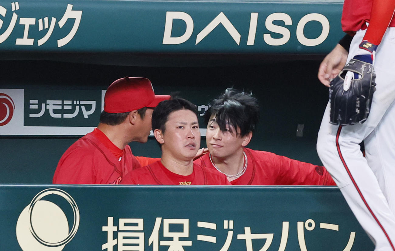 阪神対広島　6回裏を終えベンチで新井監督（左）に声をかけられる広島大瀬良（撮影・藤尾明華）