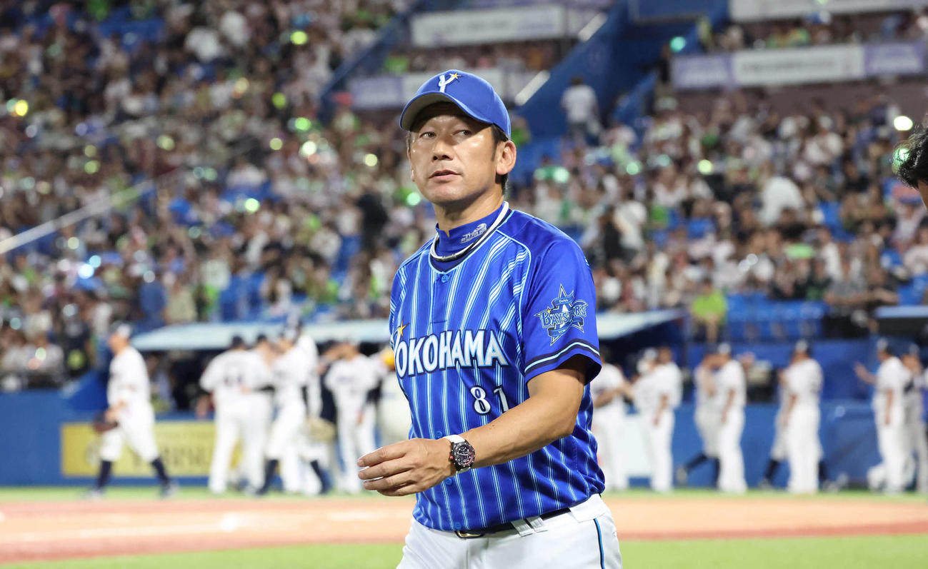 ヤクルト対DeNA　喜ぶヤクルトを尻目に引き揚げるDeNA三浦監督（撮影・丹羽敏通）