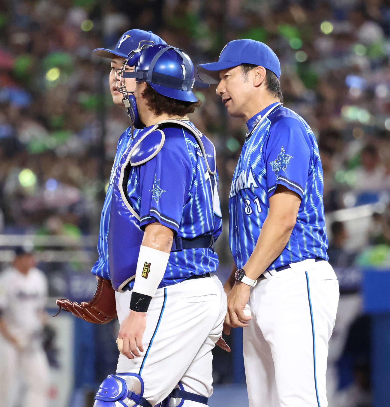 ヤクルト対DeNA 8回裏ヤクルト1死二塁、オスナに適時二塁打を打たれた伊勢に直接、降板を告げる三浦監督（撮影・丹羽敏通）