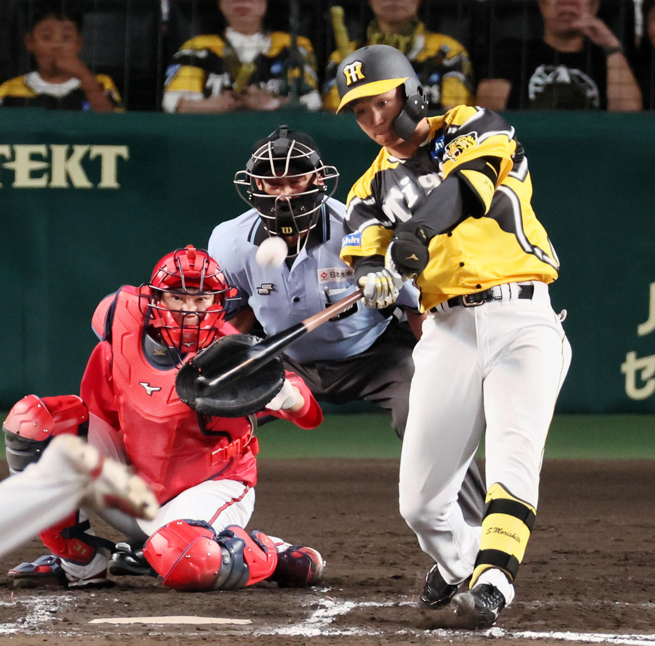 阪神対広島　6回裏阪神1死一塁、森下は左越え勝ち越し2点本塁打を放つ（撮影・加藤哉）