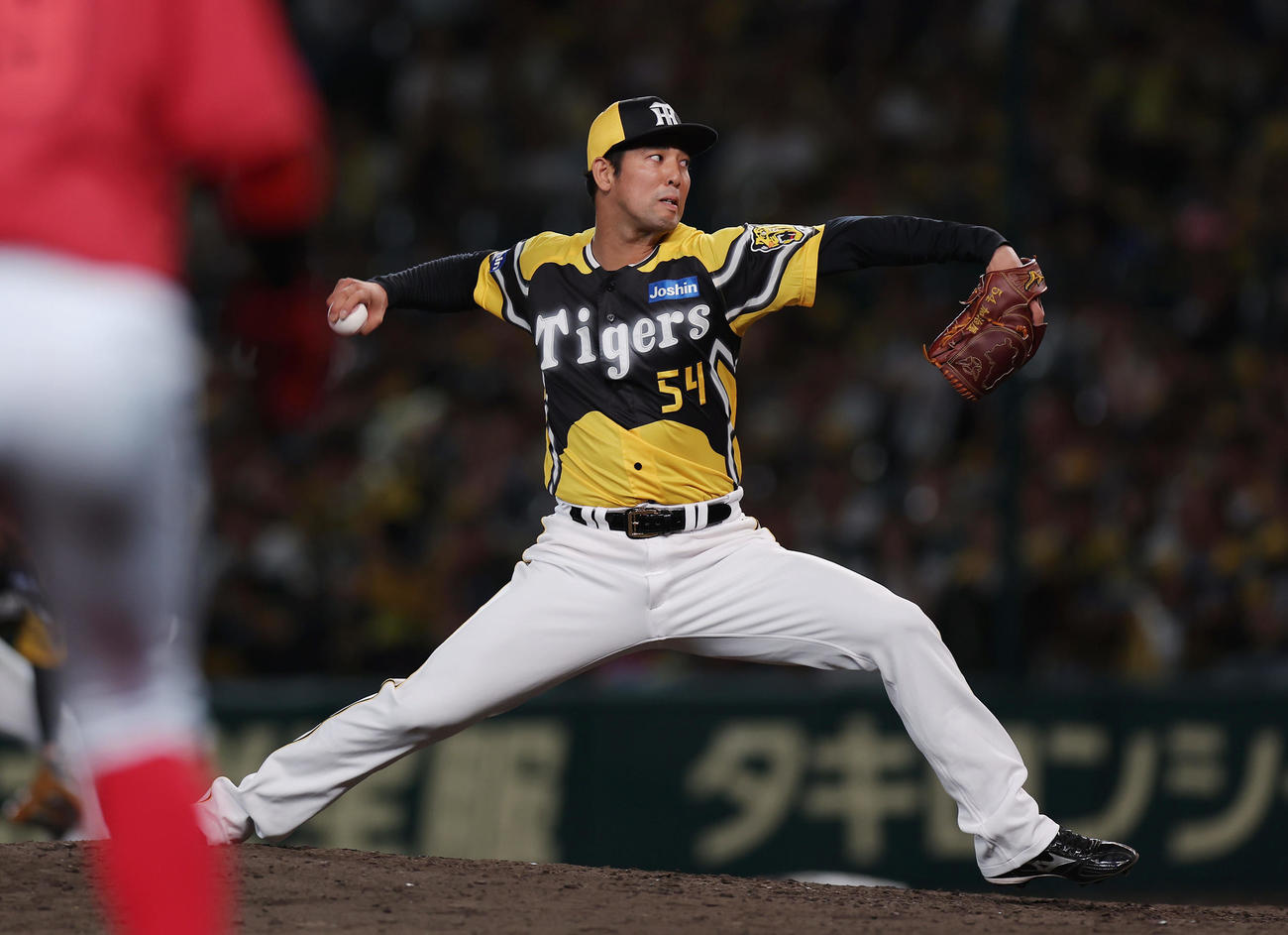 阪神対広島　阪神2番手で登板する加治屋（撮影・前田充）