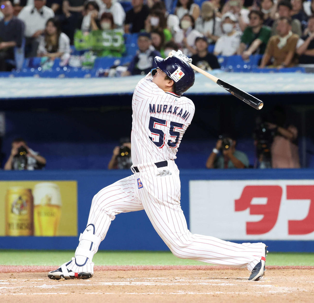 ヤクルト対DeNA 8回裏ヤクルト無死、村上は右越えに本塁打を放つ（撮影・丹羽敏通）