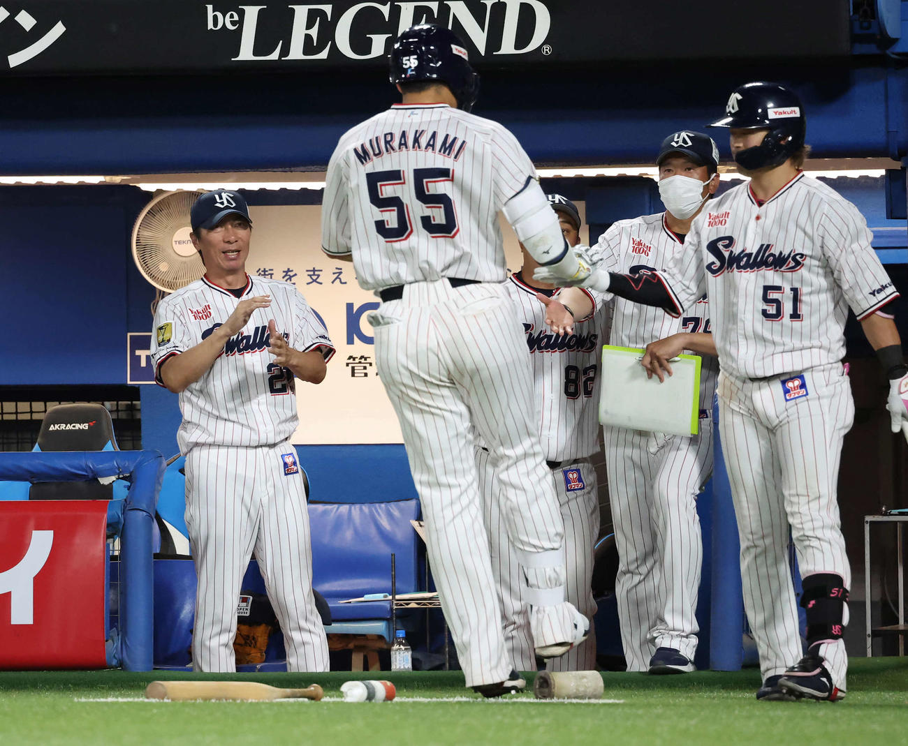 ヤクルト対DeNA 8回裏ヤクルト無死、本塁打を放った村上を迎える高津監督（撮影・丹羽敏通）