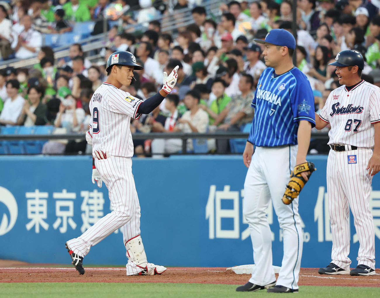 ヤクルト対DeNA 1回裏ヤクルト1死三塁、塩見は先制の中前適時打を放ってベンチに向かってポーズ（撮影・丹羽敏通）