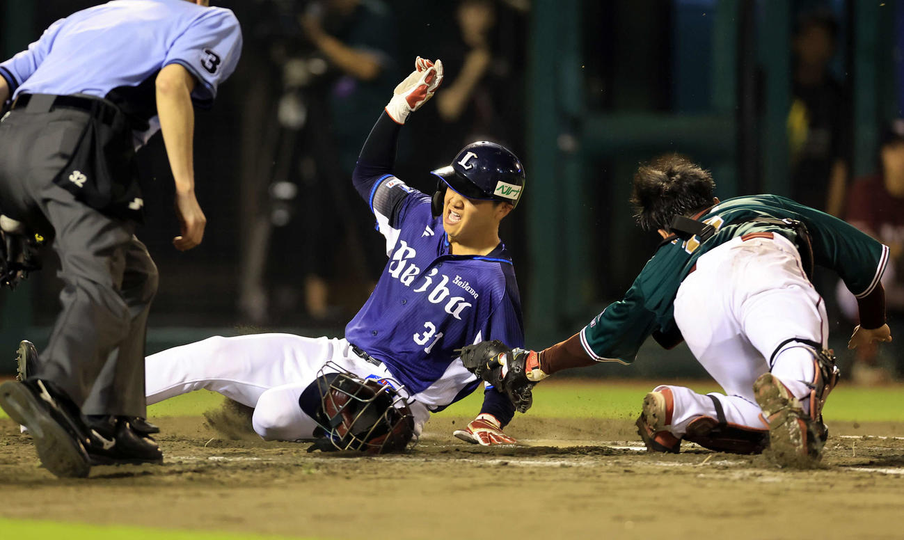 楽天対西武　8回表西武2死満塁、蛭間の中前同点2点適時打で、二塁から一気に生還する平沼（左）。捕手太田（撮影・浅見桂子）