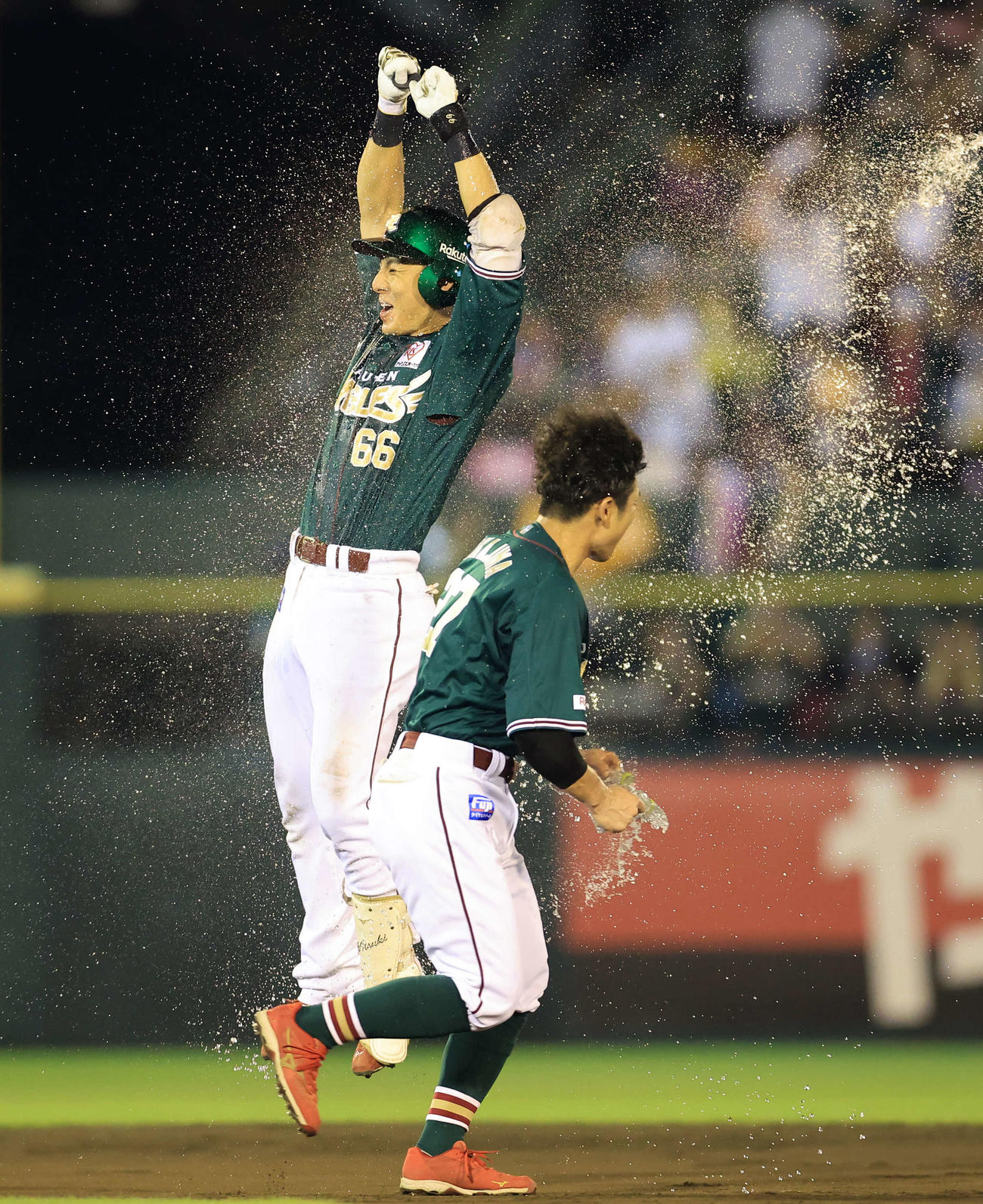 楽天対西武　10回裏楽天無死一、三塁、村林（奥）はサヨナラ適時打を放ち、水シャワーを浴びてバンザイ（撮影・浅見桂子）