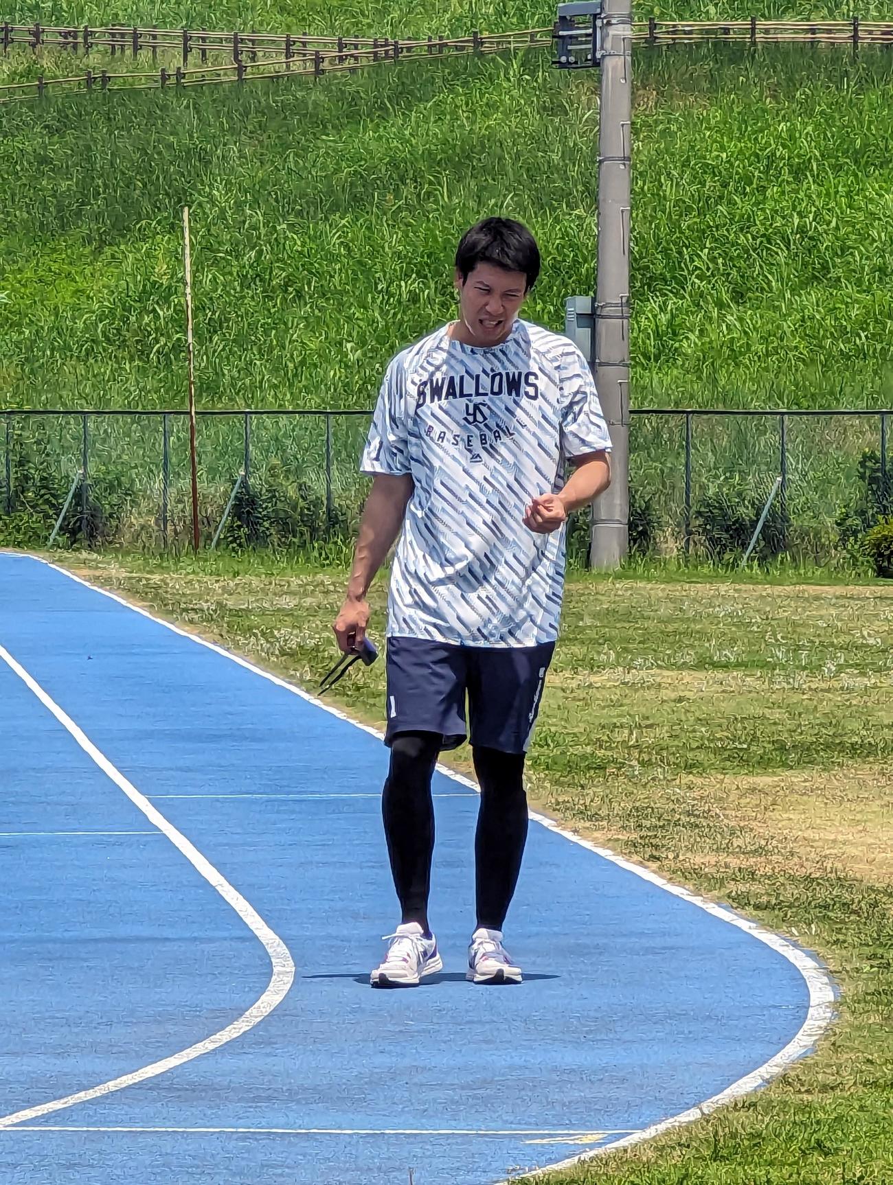 離脱中のヤクルト山田哲人内野手は埼玉・戸田球場でダッシュ練習後、酷暑に顔をしかめる（23年7月18日撮影）