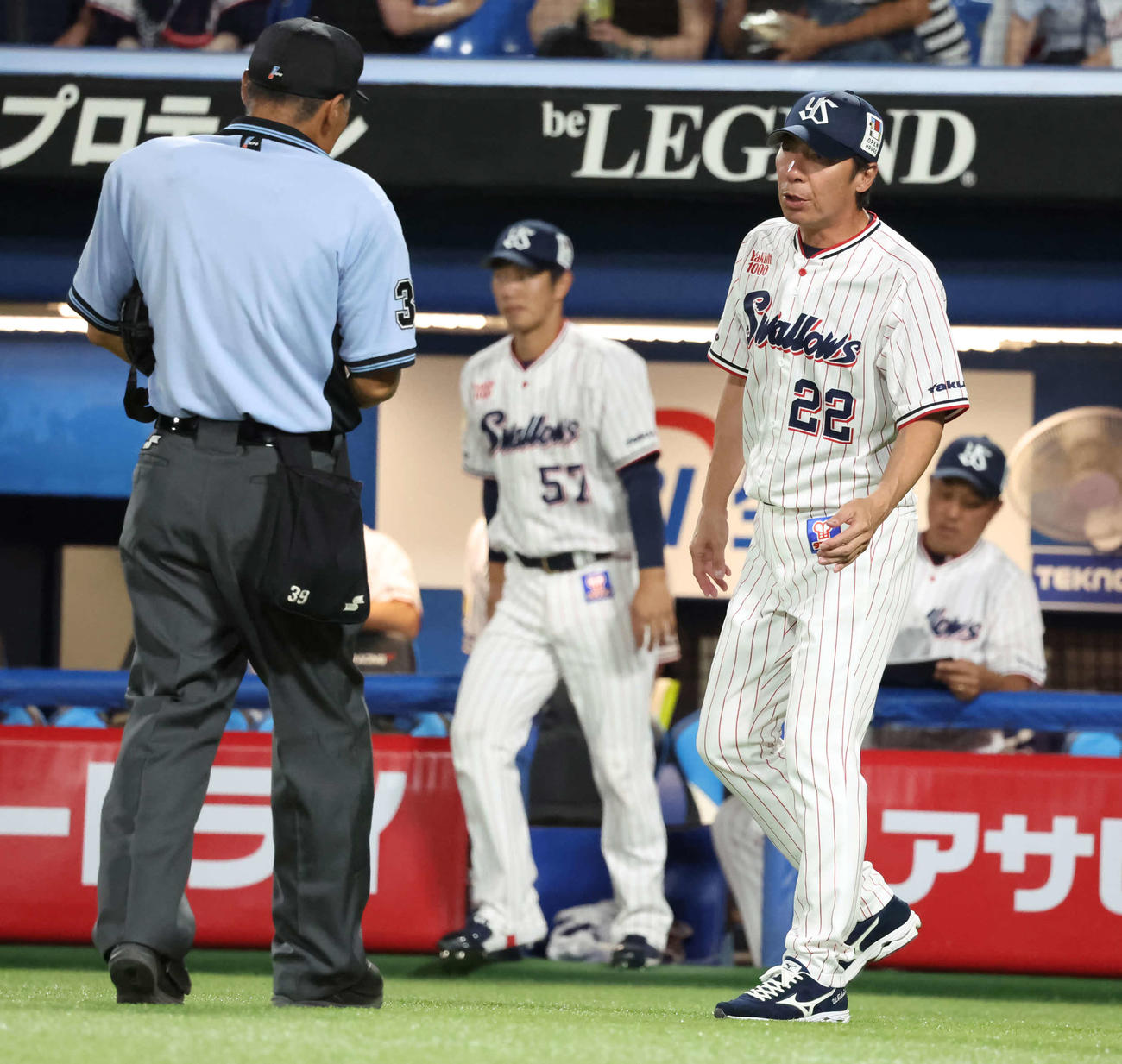 ヤクルト対DeNA 6回表DeNA無死一、二塁、牧を歩かせた先発小沢の交代を告げる高津監督（撮影・丹羽敏通）