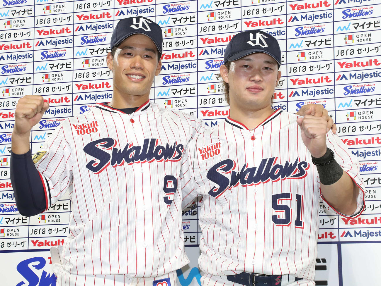 ヤクルト対DeNA　お立ち台でポーズを決める塩見（左）と浜田（撮影・丹羽敏通）