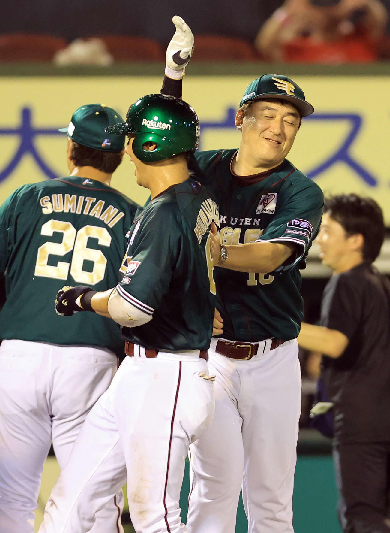 楽天対西武　10回裏楽天無死二、三塁、村林（左）はサヨナラ適時打を放ち、石井監督に笑顔で迎えられる（撮影・浅見桂子）
