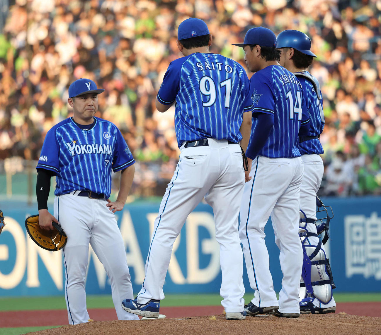 ヤクルト対DeNA 1回裏ヤクルト1死一塁、村上に左前安打を打たれた先発石田に声をかける斎藤コーチ（撮影・丹羽敏通）