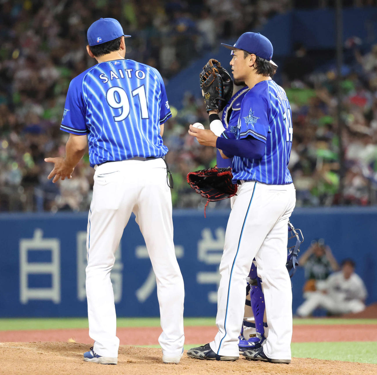 ヤクルト対DeNA 4回、3点目を失った先発石田に声をかけるDeNA斎藤コーチ（撮影・丹羽敏通）