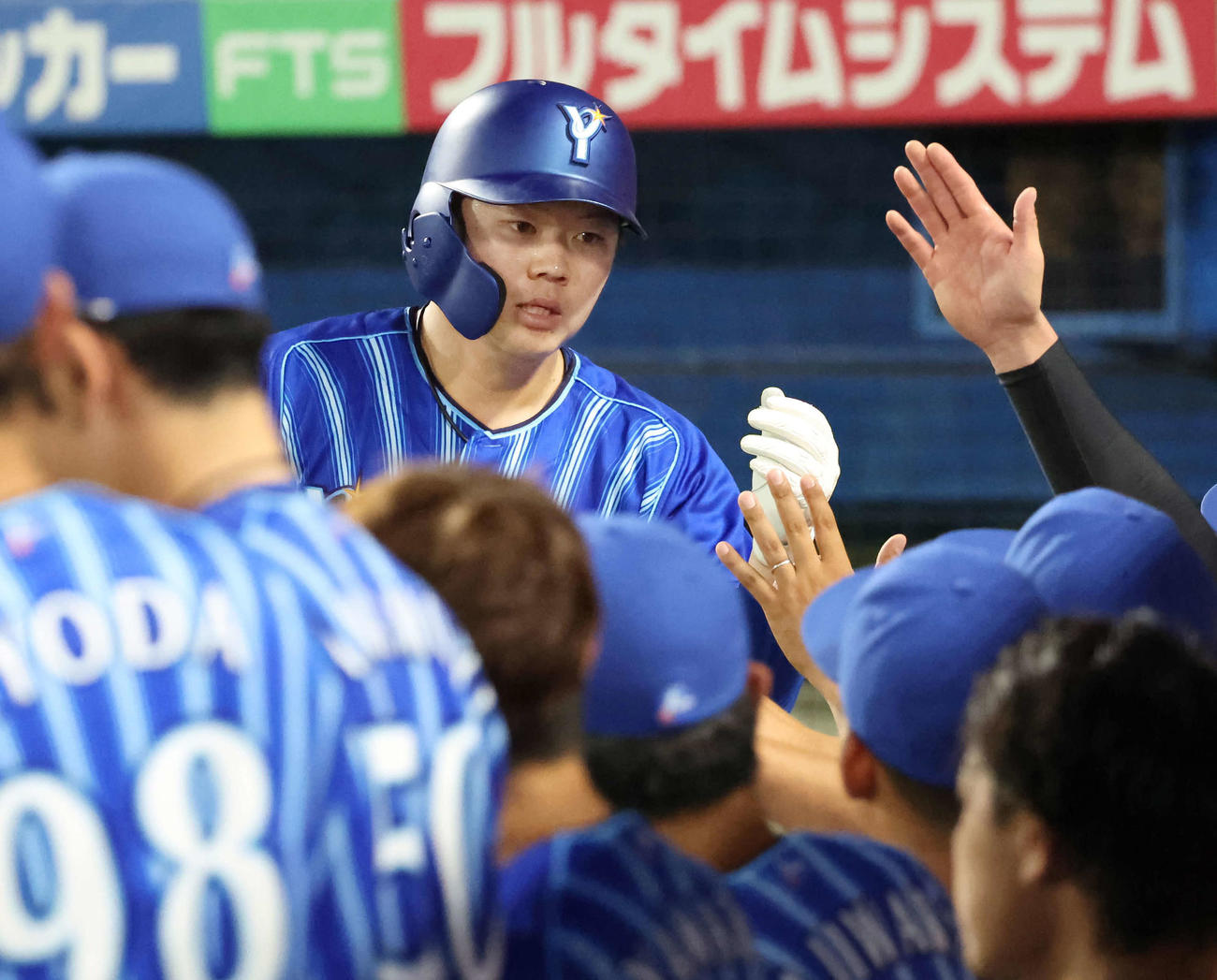 ヤクルト対DeNA 4回表DeNA無死、楠本は左越えに本塁打を放ってナインの祝福を受ける（撮影・丹羽敏通）