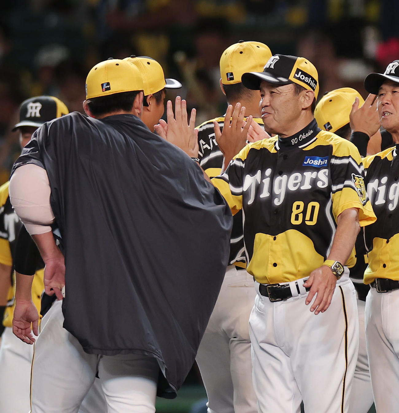 阪神対広島　広島に勝利し、勝利投手の阪神伊藤将（左）とタッチを交わす岡田監督（撮影・前田充）