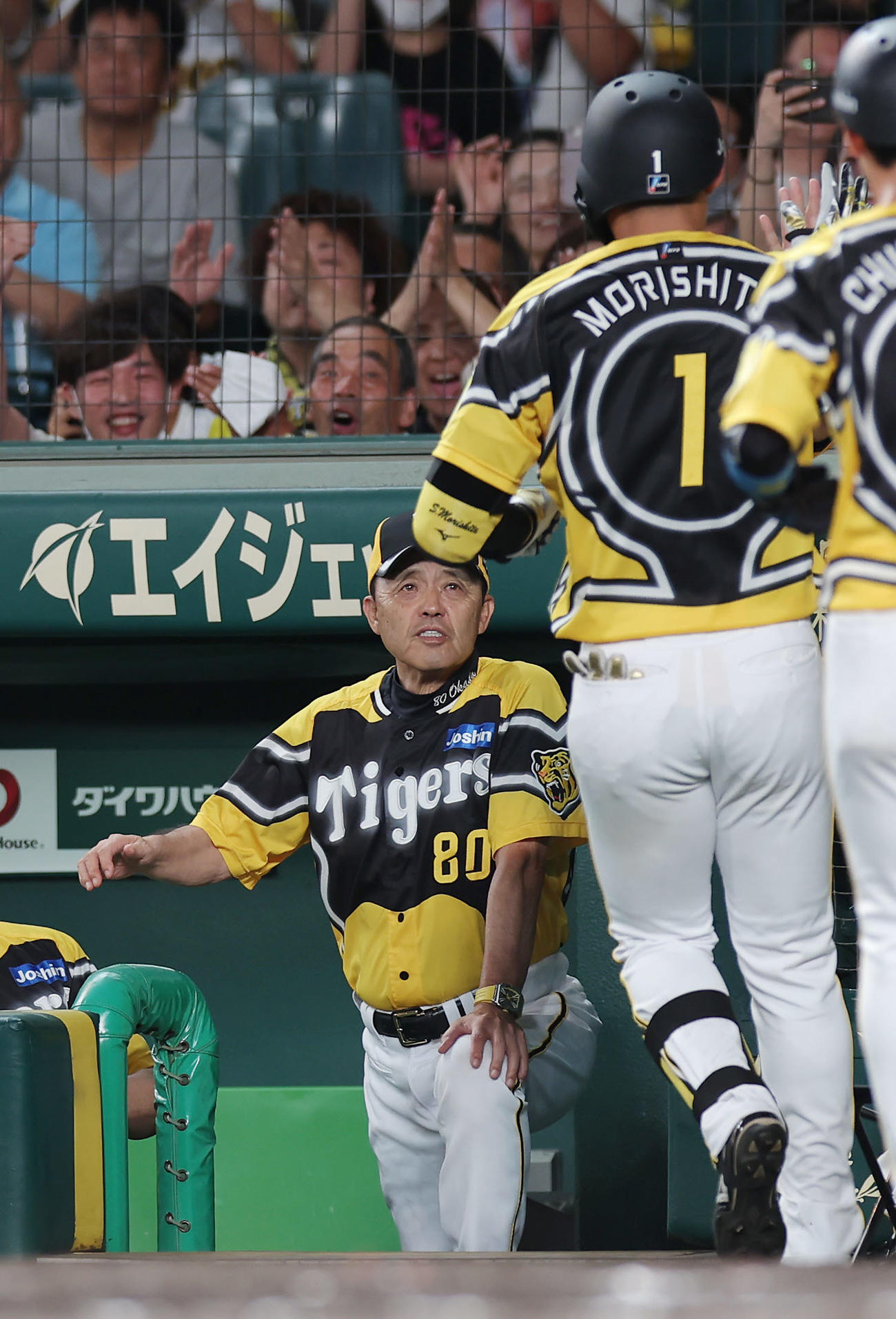 阪神対広島　6回裏阪神1死一塁、勝ち越し2点本塁打を放った森下（右）を迎える岡田監督（撮影・前田充）