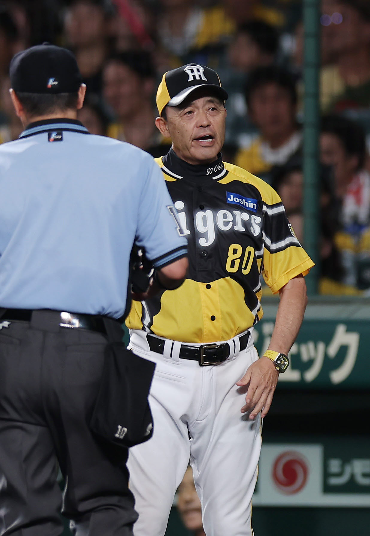 阪神対広島　8回裏、投手交代を告げる阪神岡田監督（撮影・前田充）