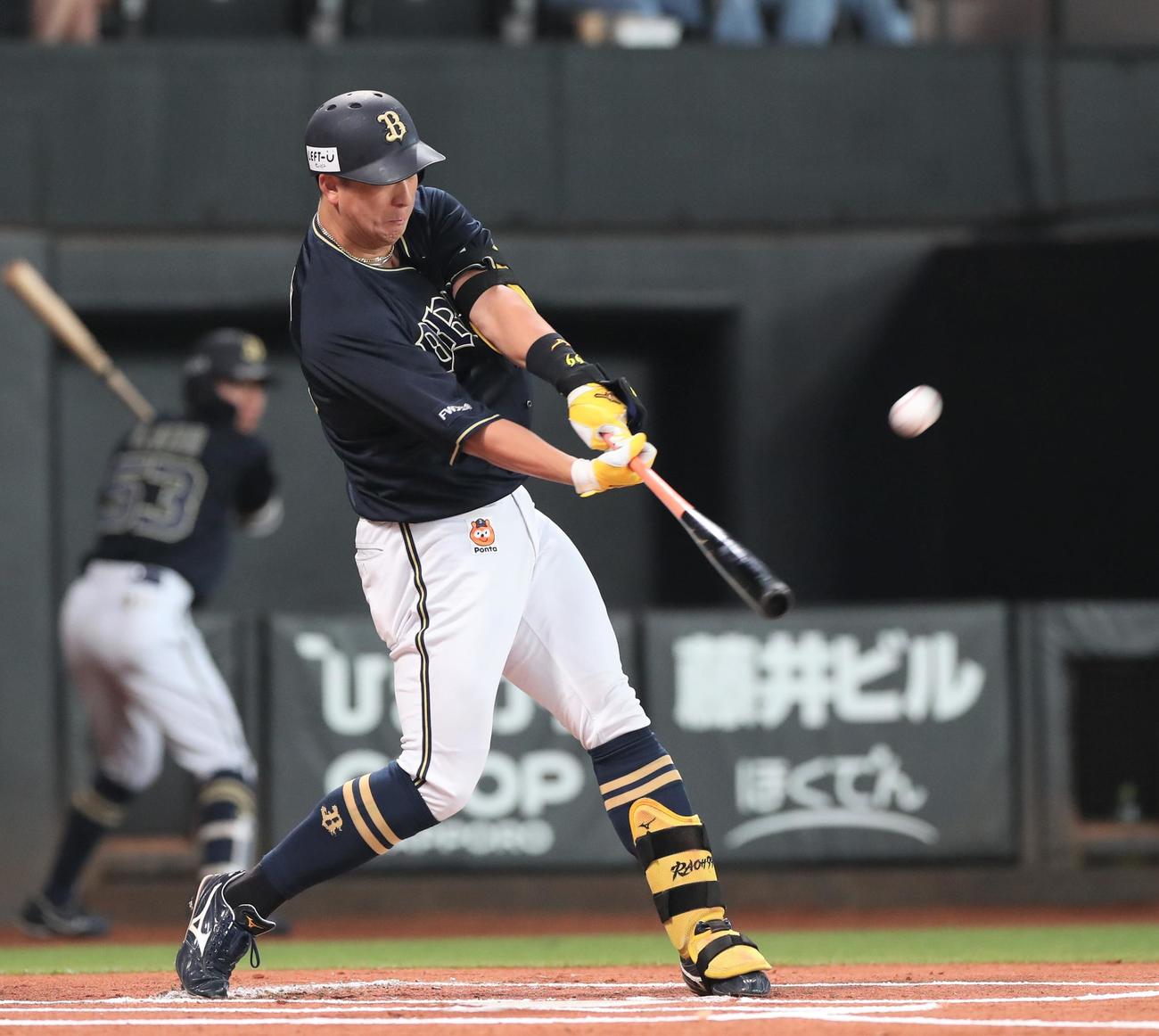 日本ハム対オリックス　1回表オリックス無死、左越え先頭打者本塁打を放つ杉本（撮影・黒川智章）