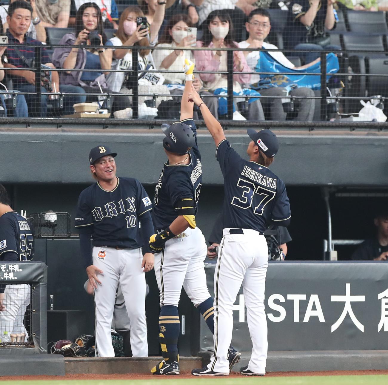 日本ハム対オリックス　1回表オリックス無死、杉本は左越え先頭打者本塁打を放ち昇天ポーズ（撮影・黒川智章）