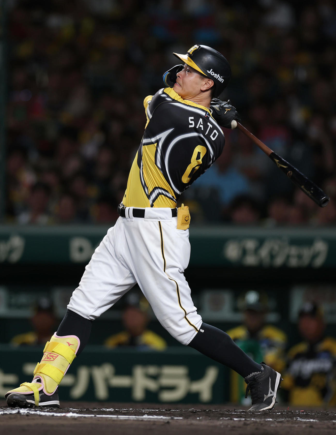 阪神対広島　6回裏阪神2死、左越え三塁打を放つ佐藤輝（撮影・前田充）