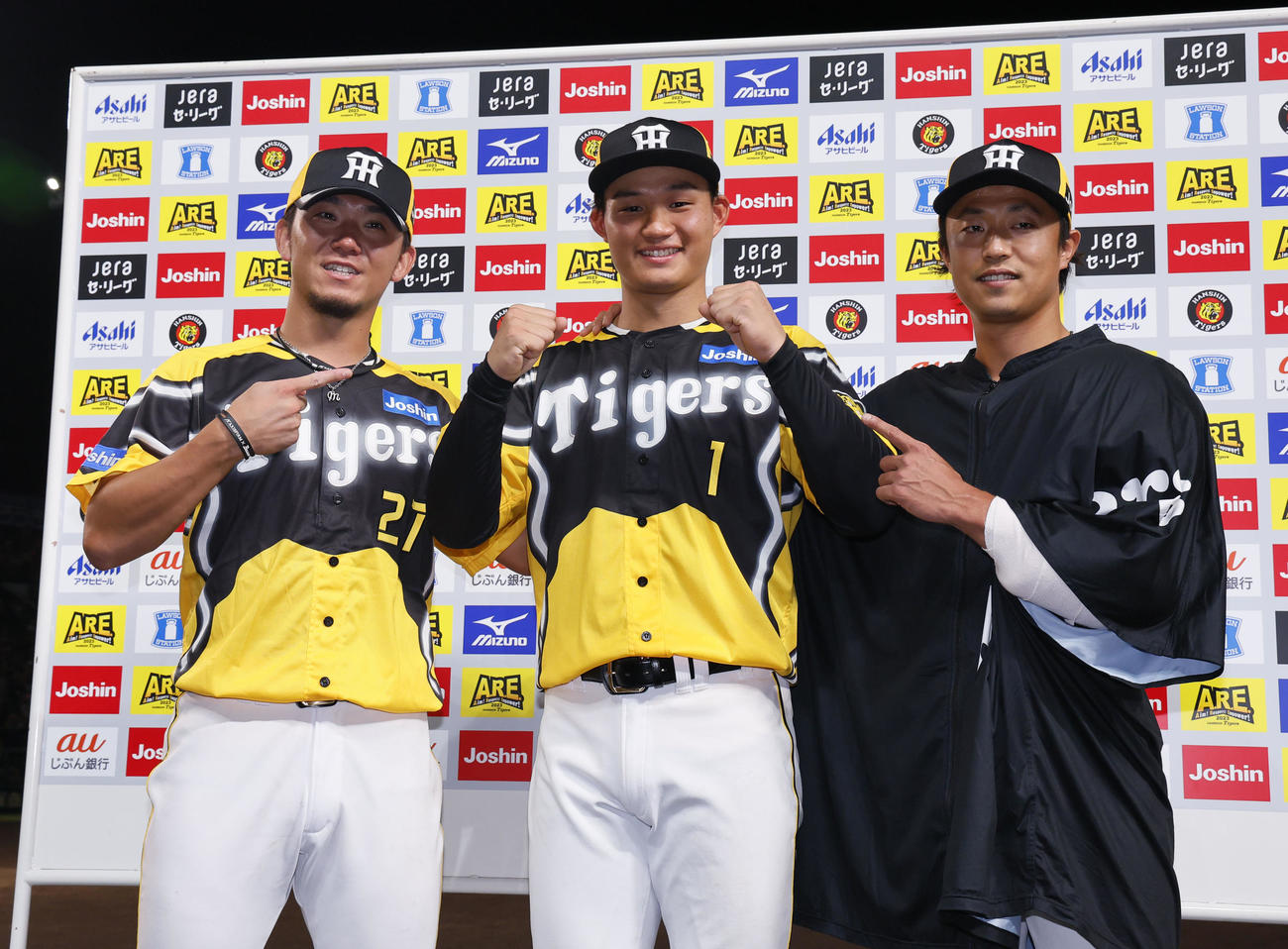 阪神対広島　お立ち台で笑顔を見せる、左から伊藤将、森下、島本（撮影・藤尾明華）